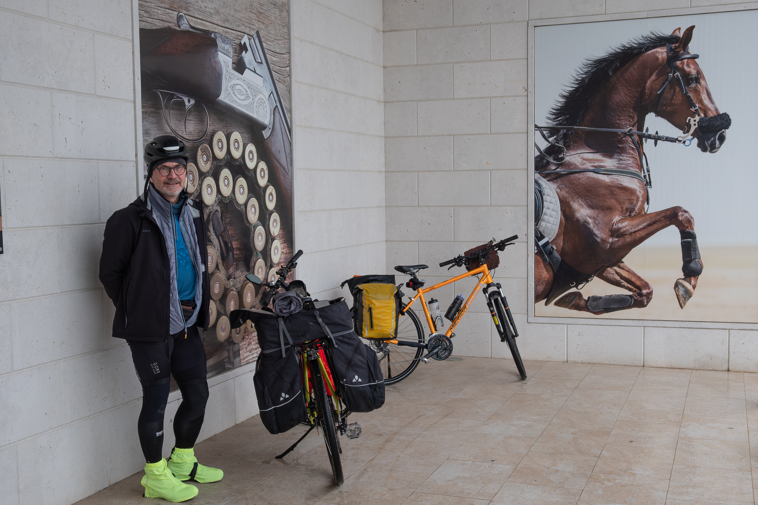 Pferd und Gewehre – Kunst an der Hauswand